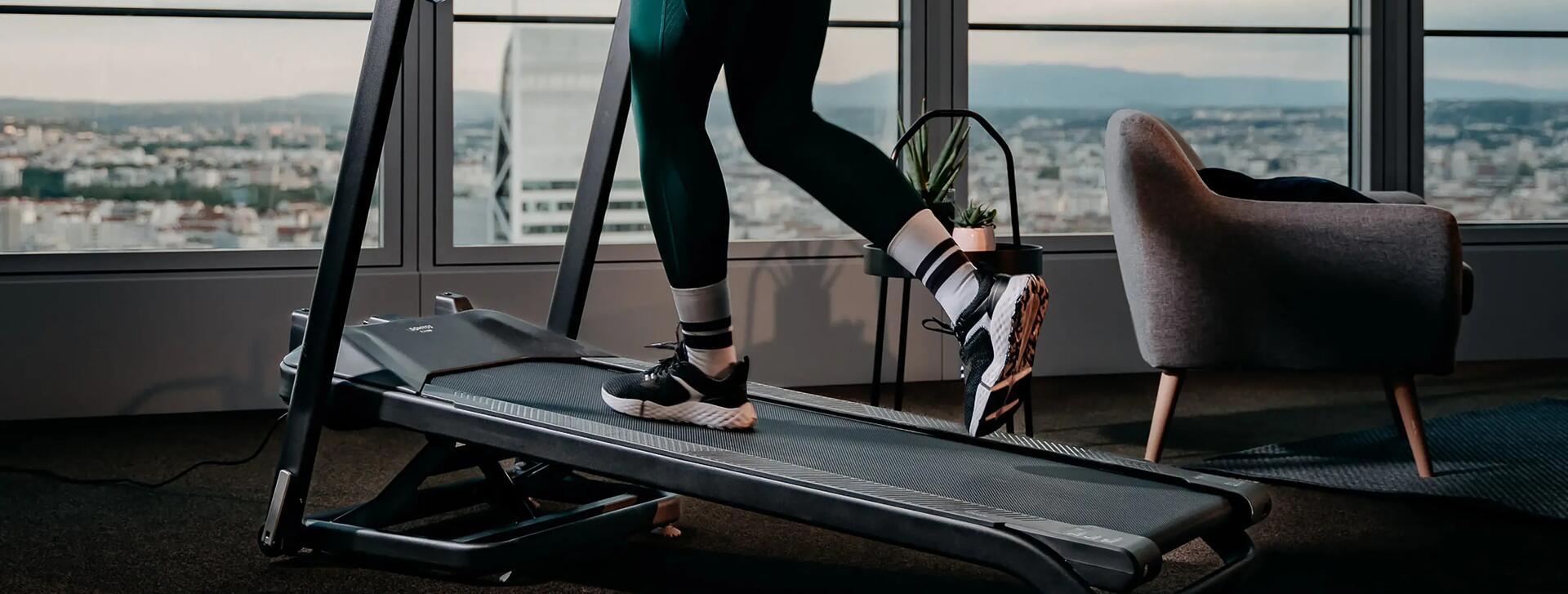 hombre corriendo en cinta en casa