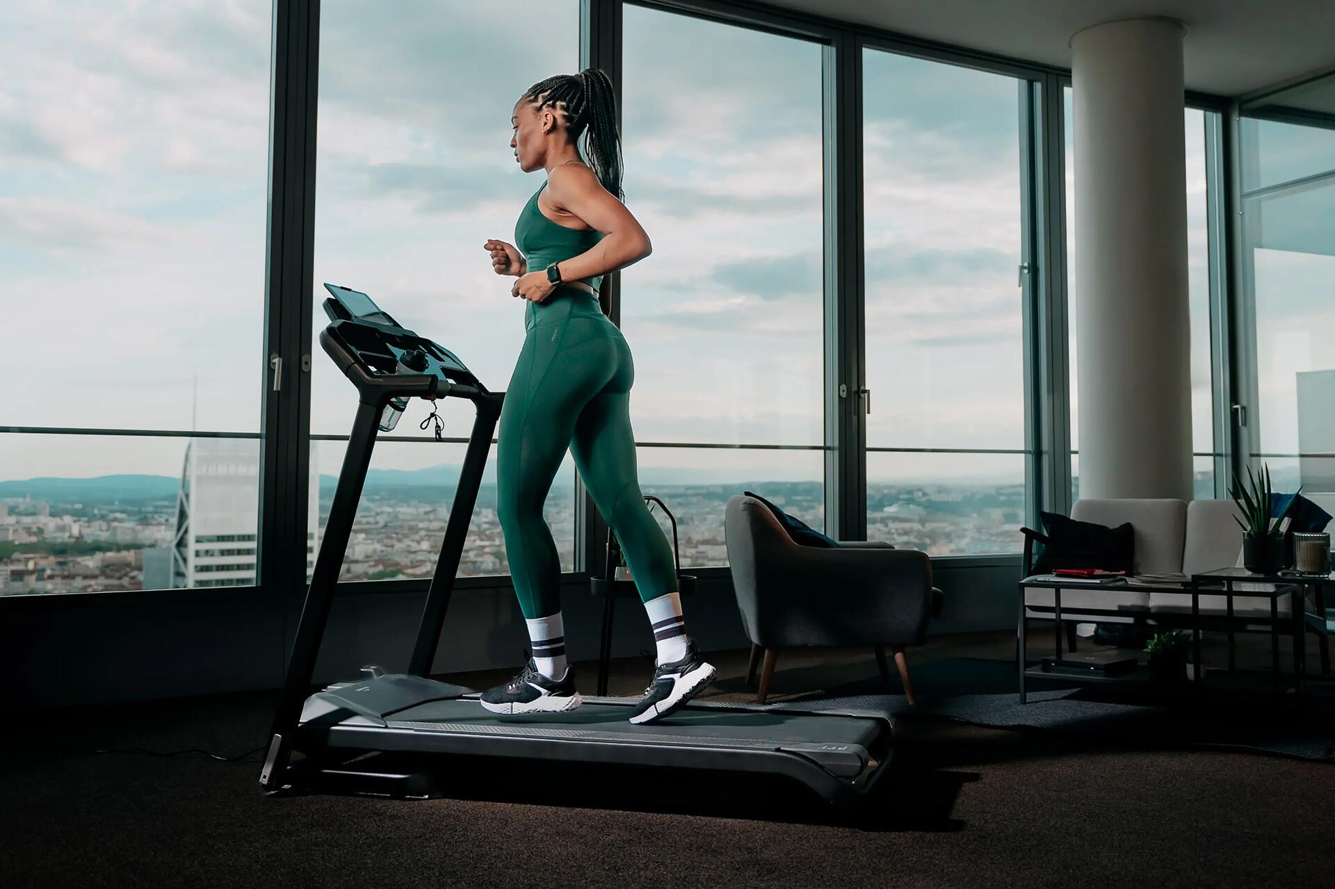Une femme en planche sur son tapis