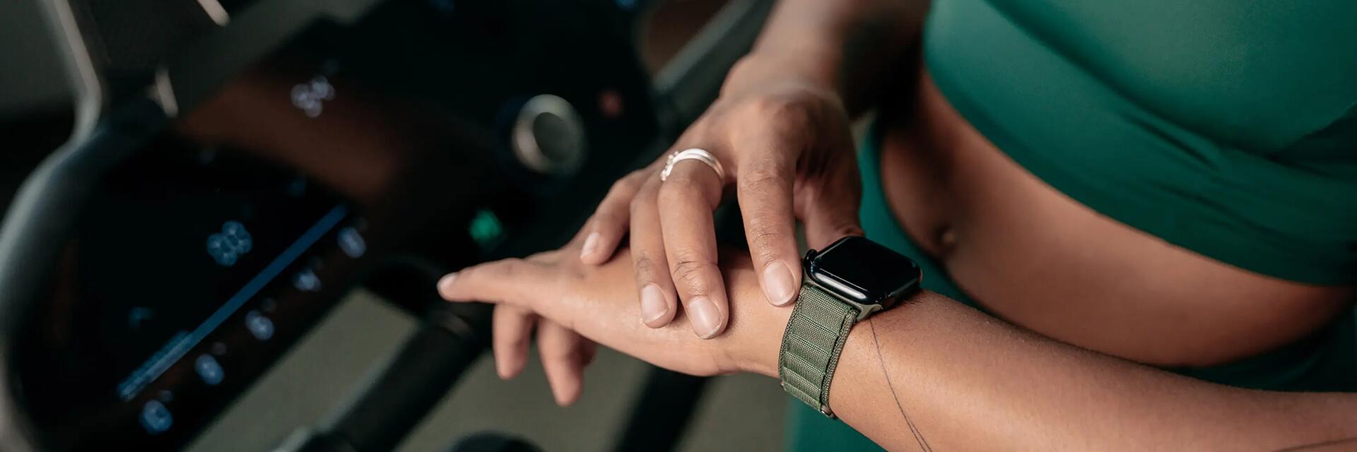Kobieta patrząca ile kalorii spaliła na smartwatchu