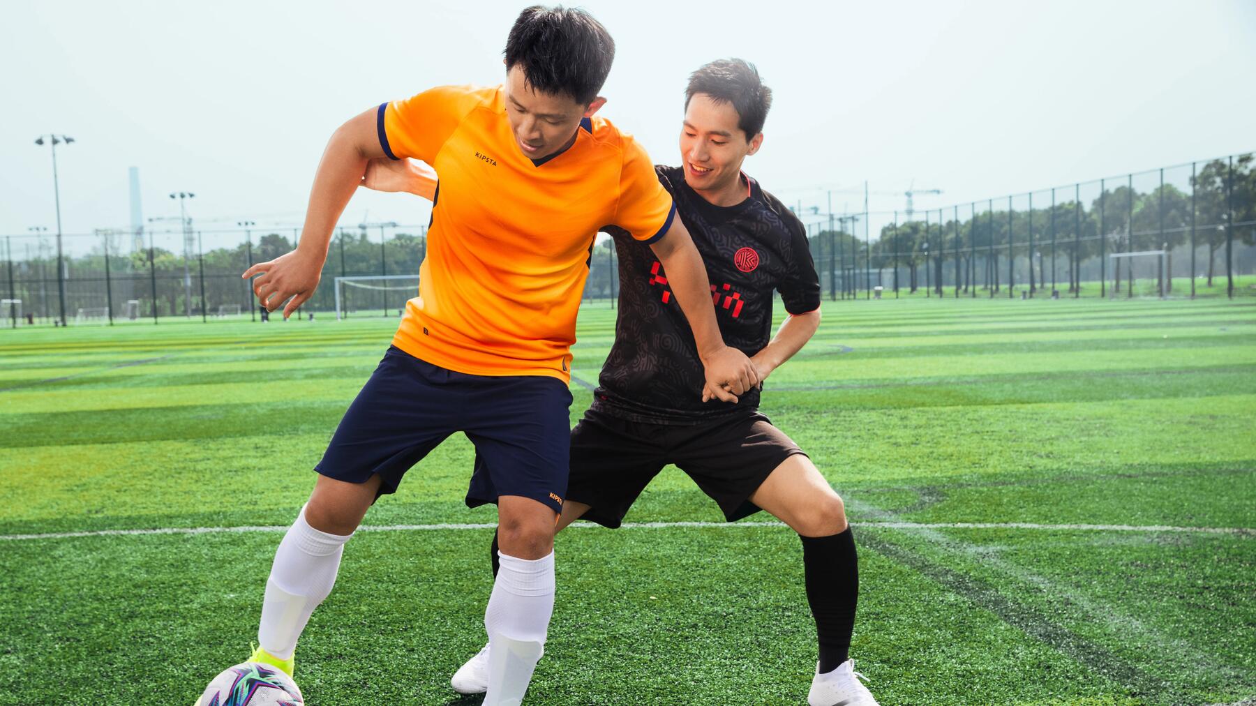 femme qui enfile son maillot de soccer