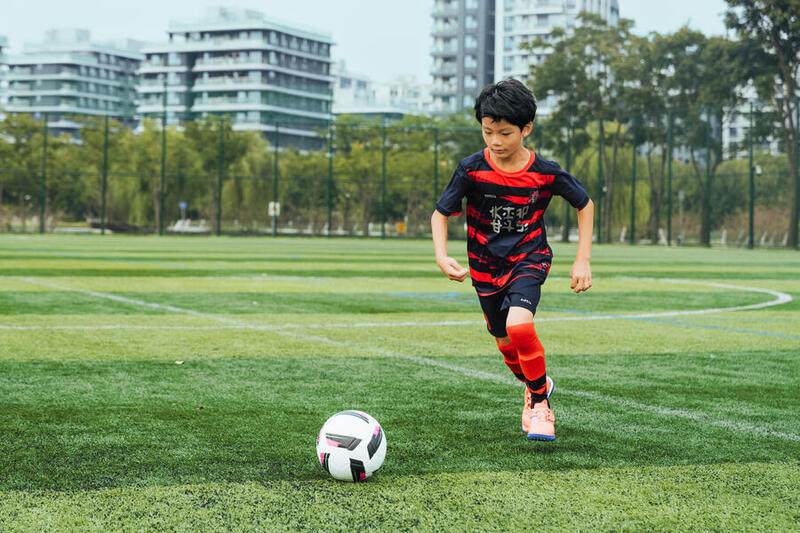 Niño practicando fútbol