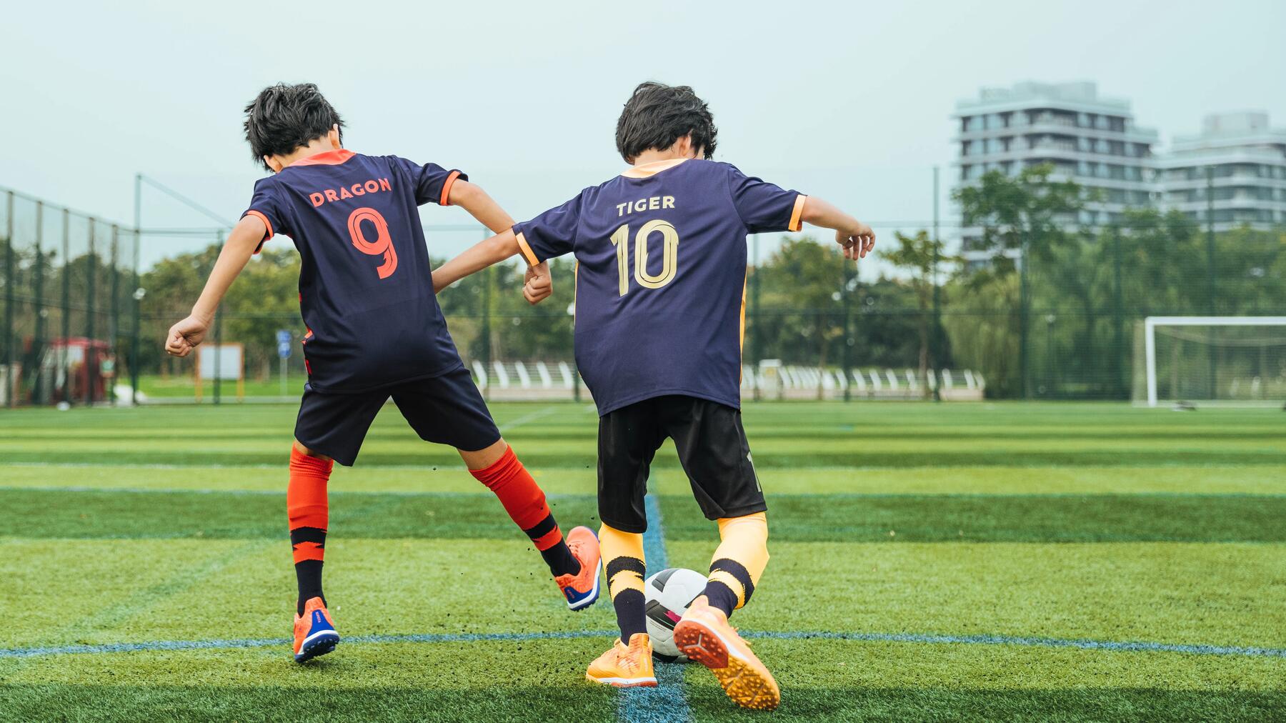 niños jugando futbol