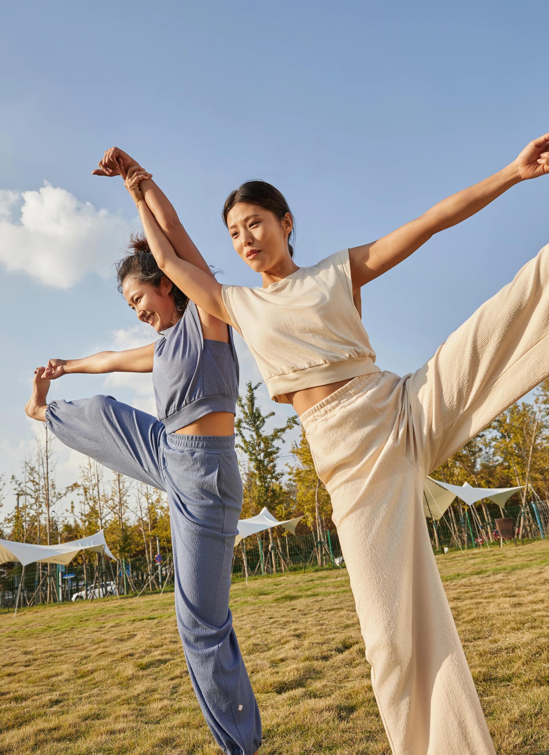 kobiety w odzieży sportowej wykonujące ćwiczenia na równowagę