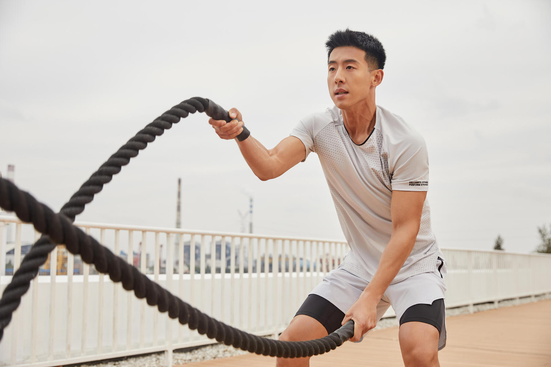 Mężczyzna w odzieży sportowej ćwiczący z linami