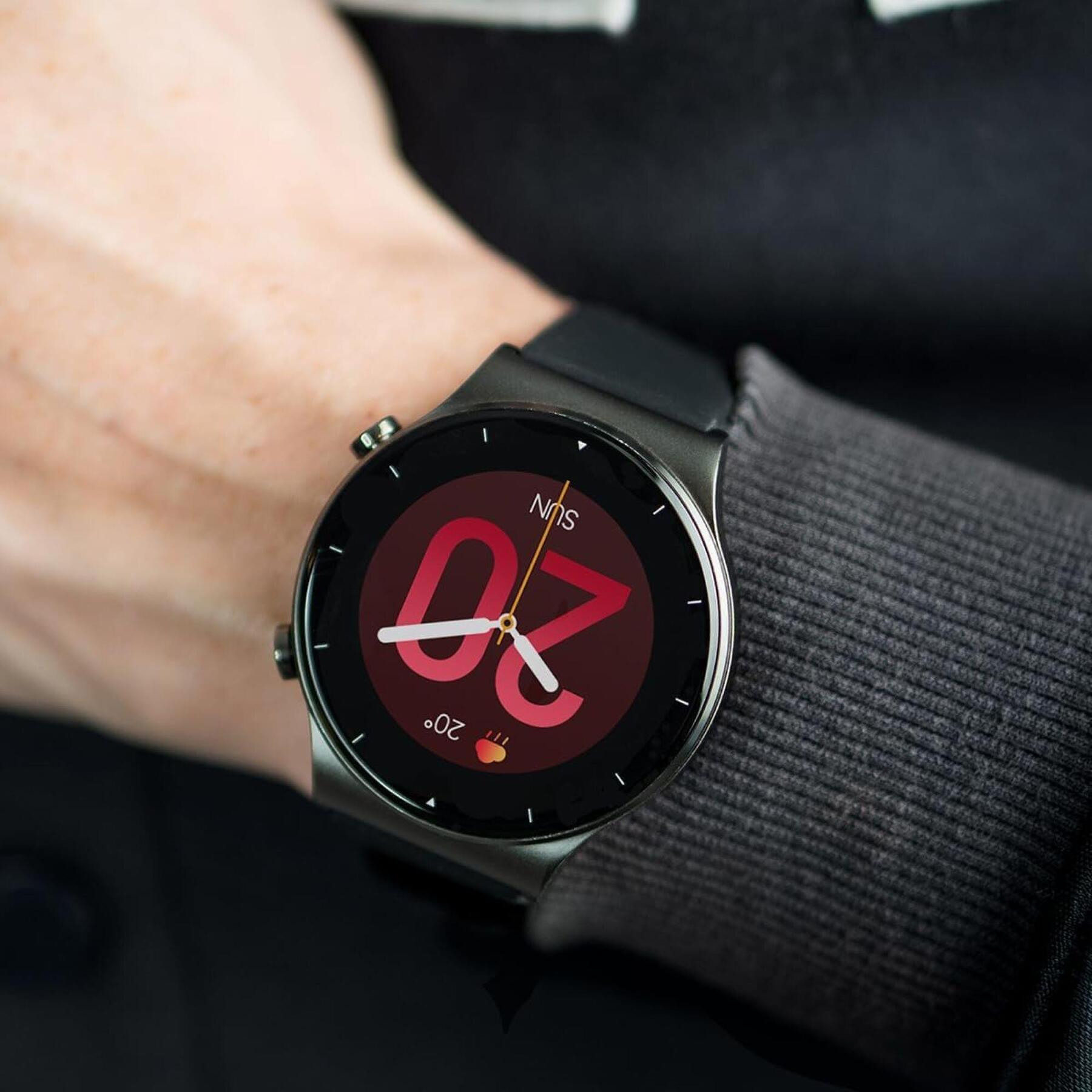 Coureur avec une ceinture de running qui prend une barre énergétique