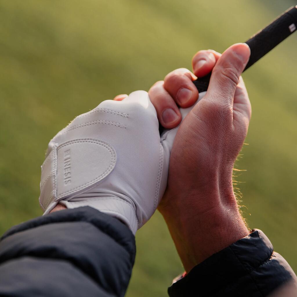 Eine Nahaufnahme der Hände eines Golfspielers, der einen Golfschläger schwingt und dabei einen Golfhandschuh trägt.