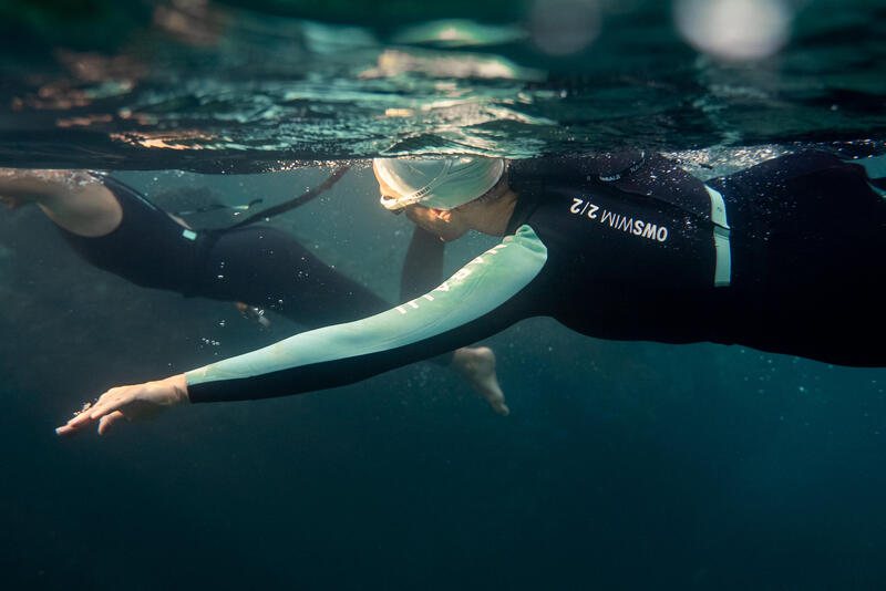 Wie wählst du deinen Neoprenanzug für Freiwasserschwimmen aus?