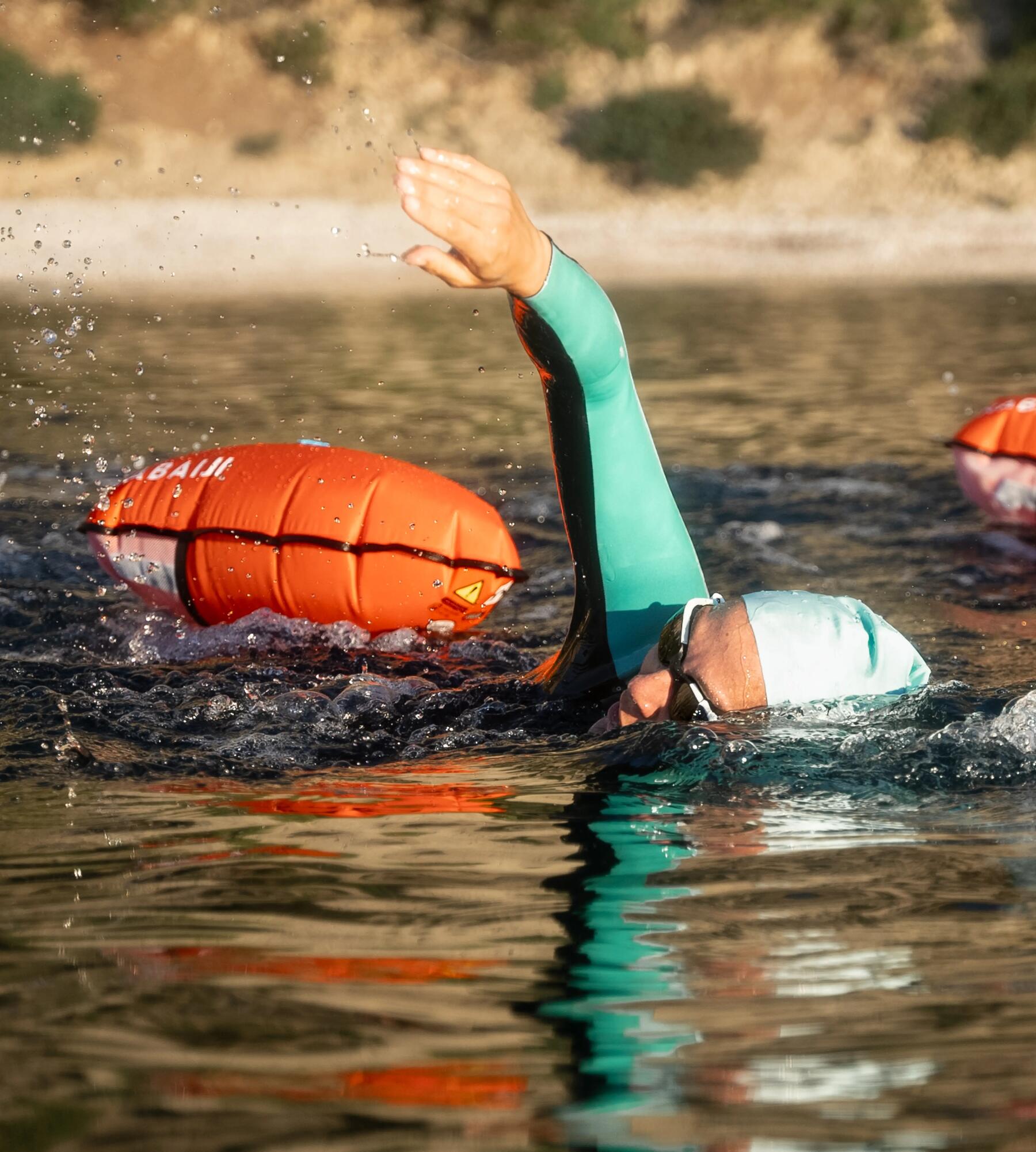 Triathlète en train de nager le crawl