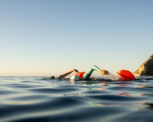 Nage en eau libre : natation avec bouée de sécurité