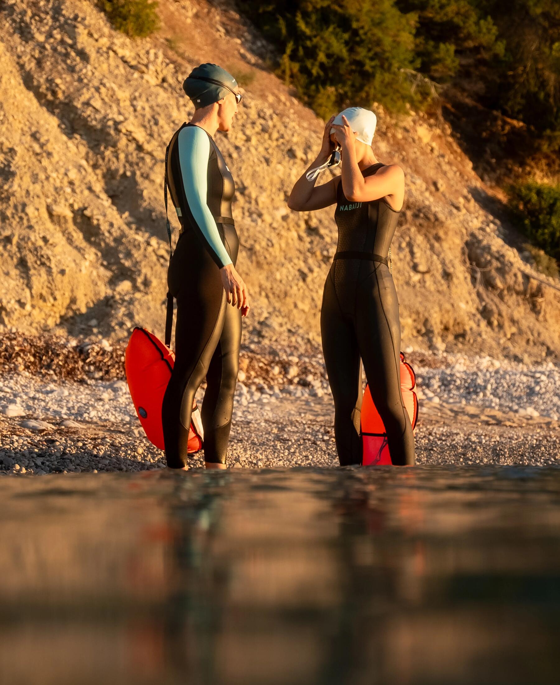 Nageurs et nageuses sortant de l'eau pendant un triathlon