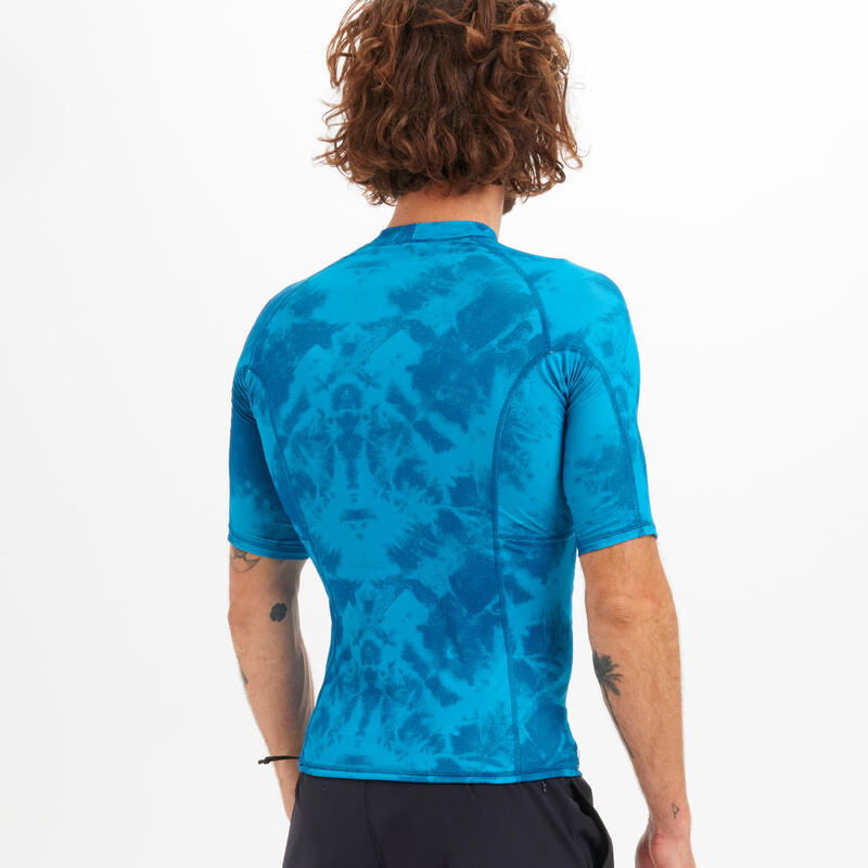 Uv-werende rashguard met korte mouwen heren 500 tie-dye petrolblauw