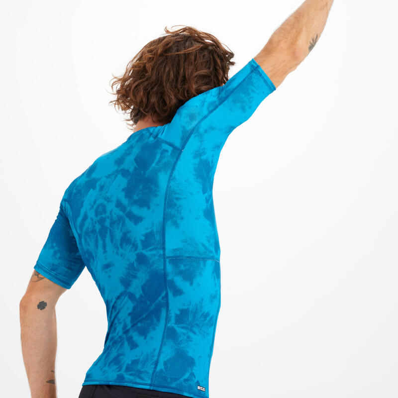 Uv-werende rashguard met korte mouwen heren 500 tie-dye petrolblauw