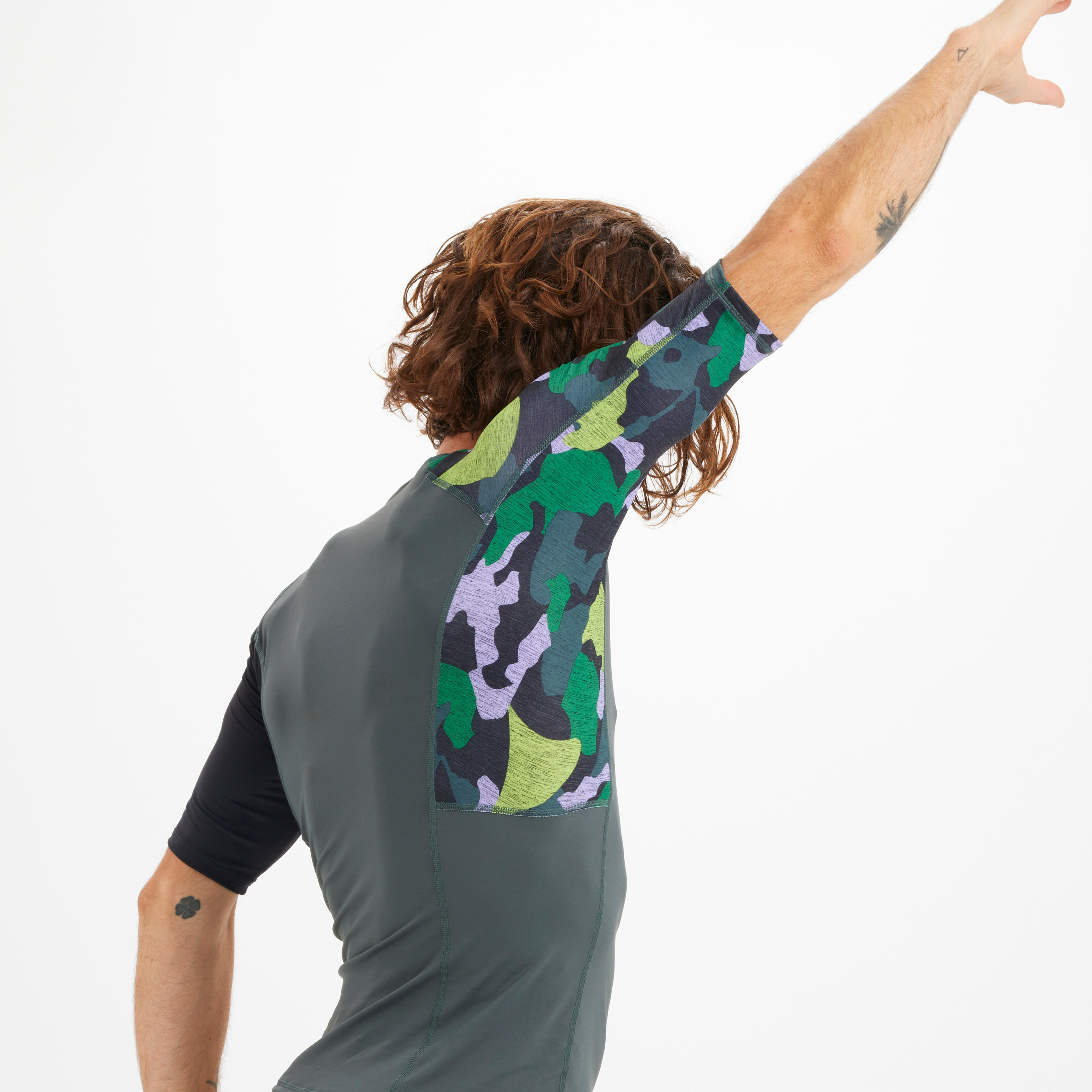 DECATHLON Pánske tričko 500 Camo s UV ochranou krátky rukáv na surfovanie M · záber 4
