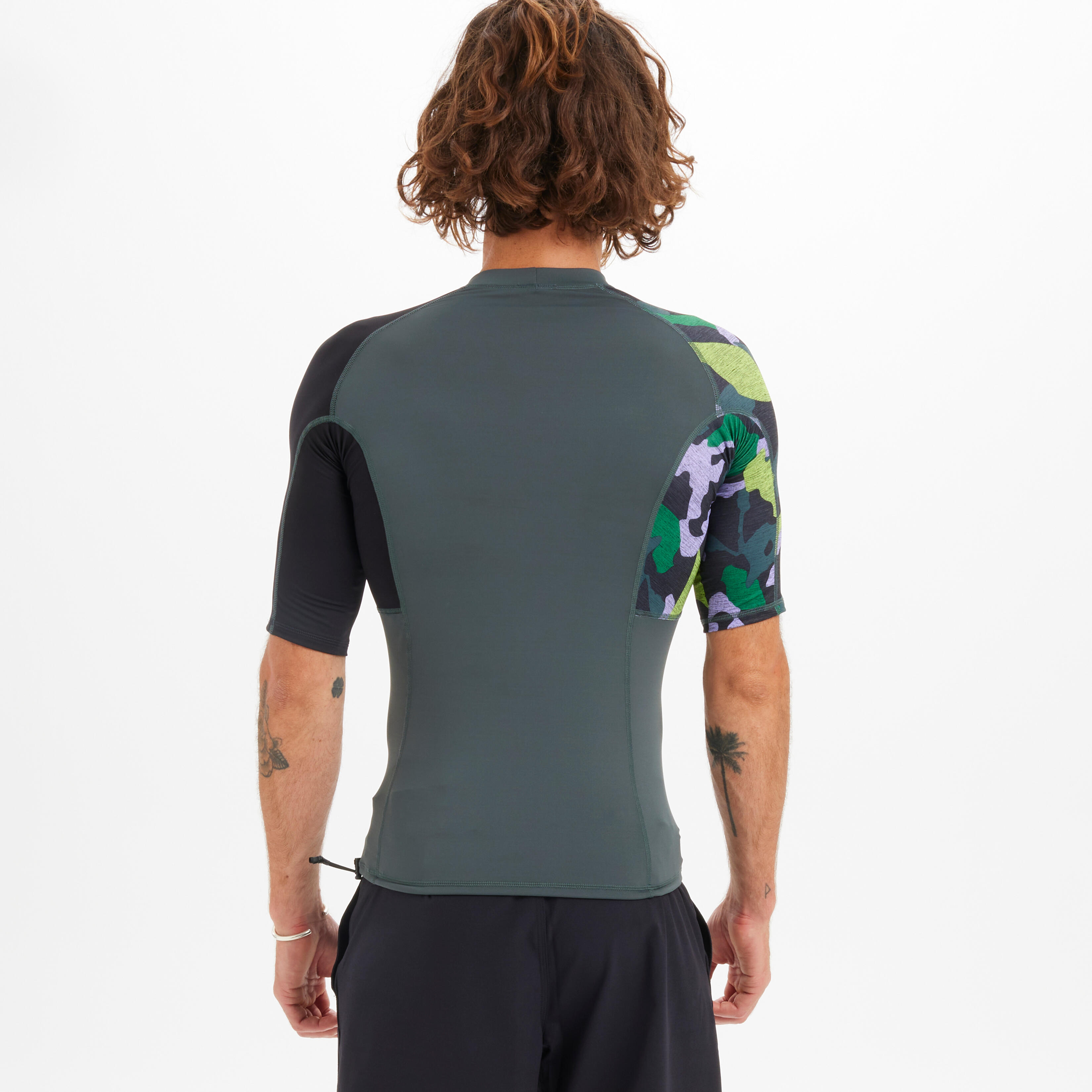 DECATHLON Pánske tričko 500 Camo s UV ochranou krátky rukáv na surfovanie M · záber 3