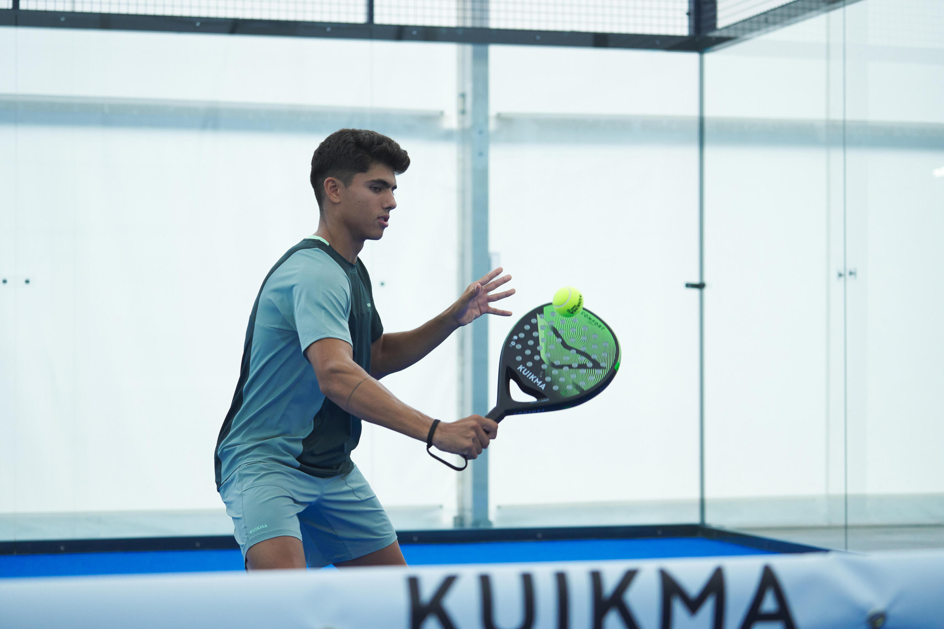 Maneggiare la racchetta da padel
