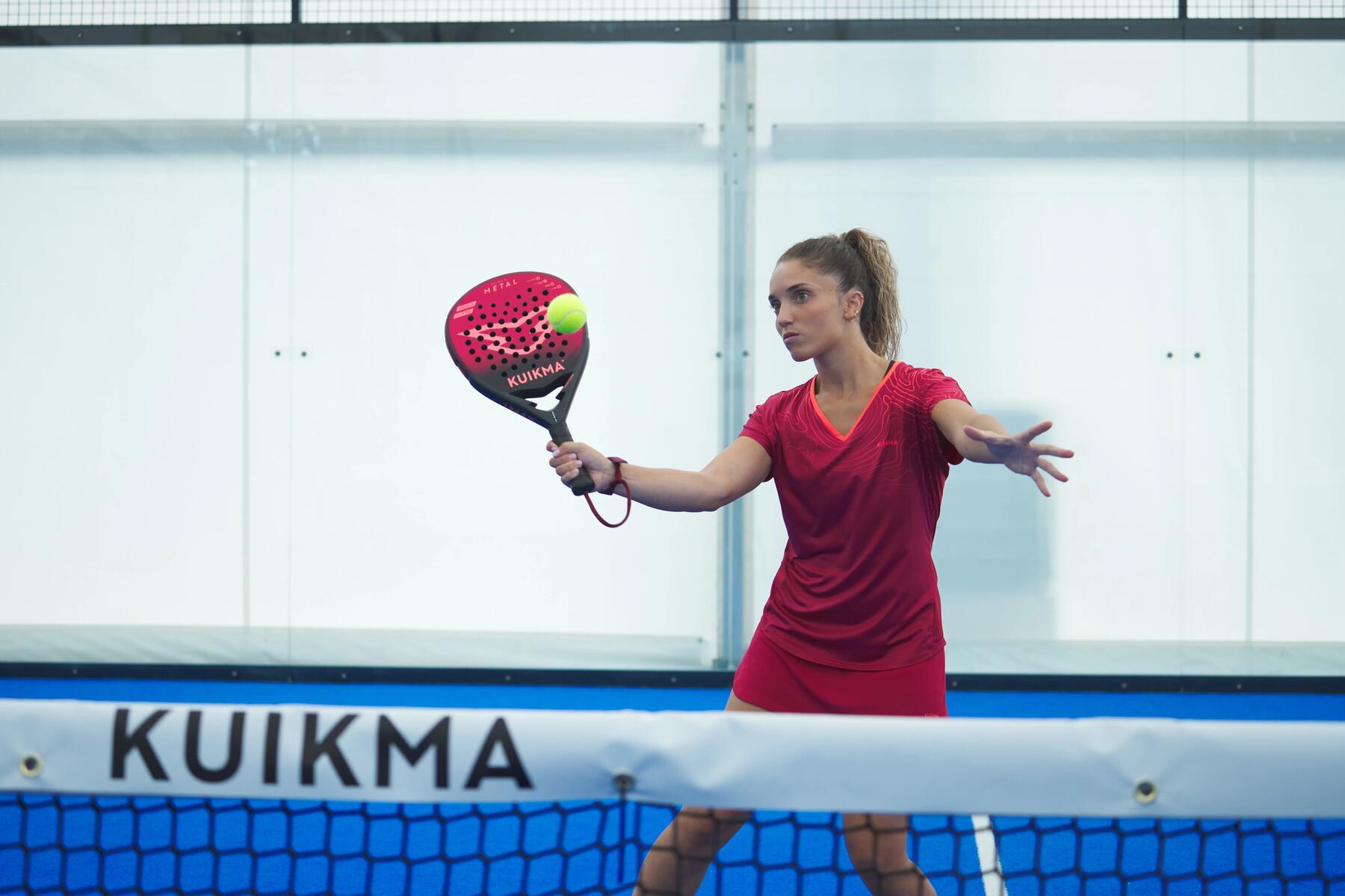 Vrouw die een padel volley speelt
