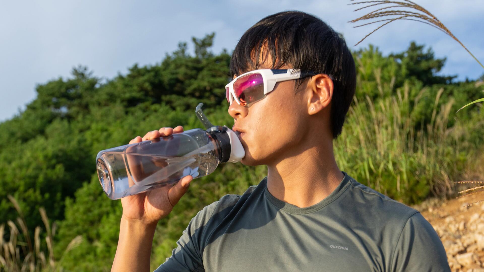 Een man die hydrateert tijdens het sporten