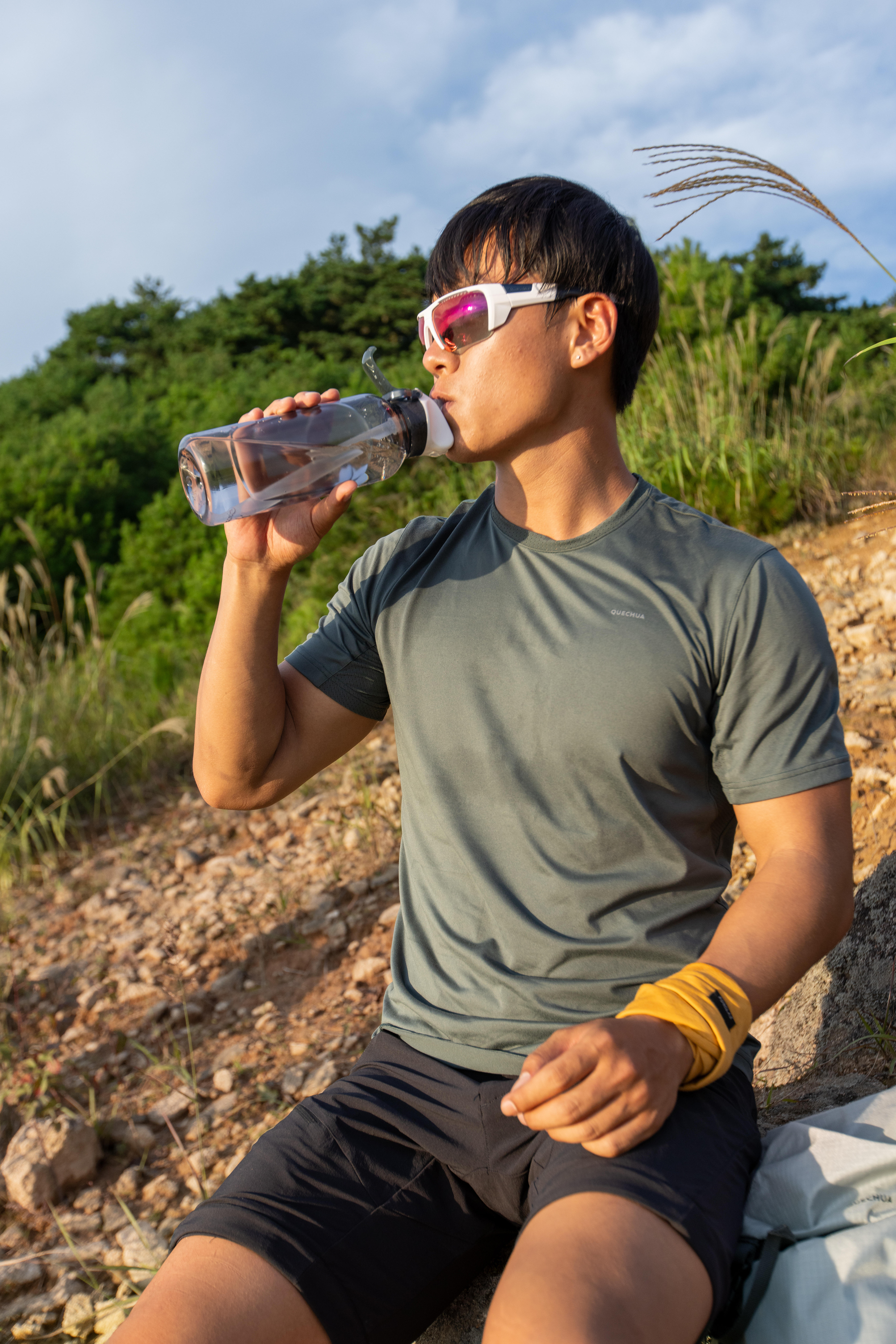 Men's synthetic short-sleeved hiking T-shirt - MH100 