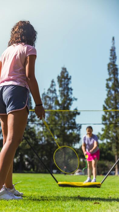 Rodina hrajúca bedminton na záhrade