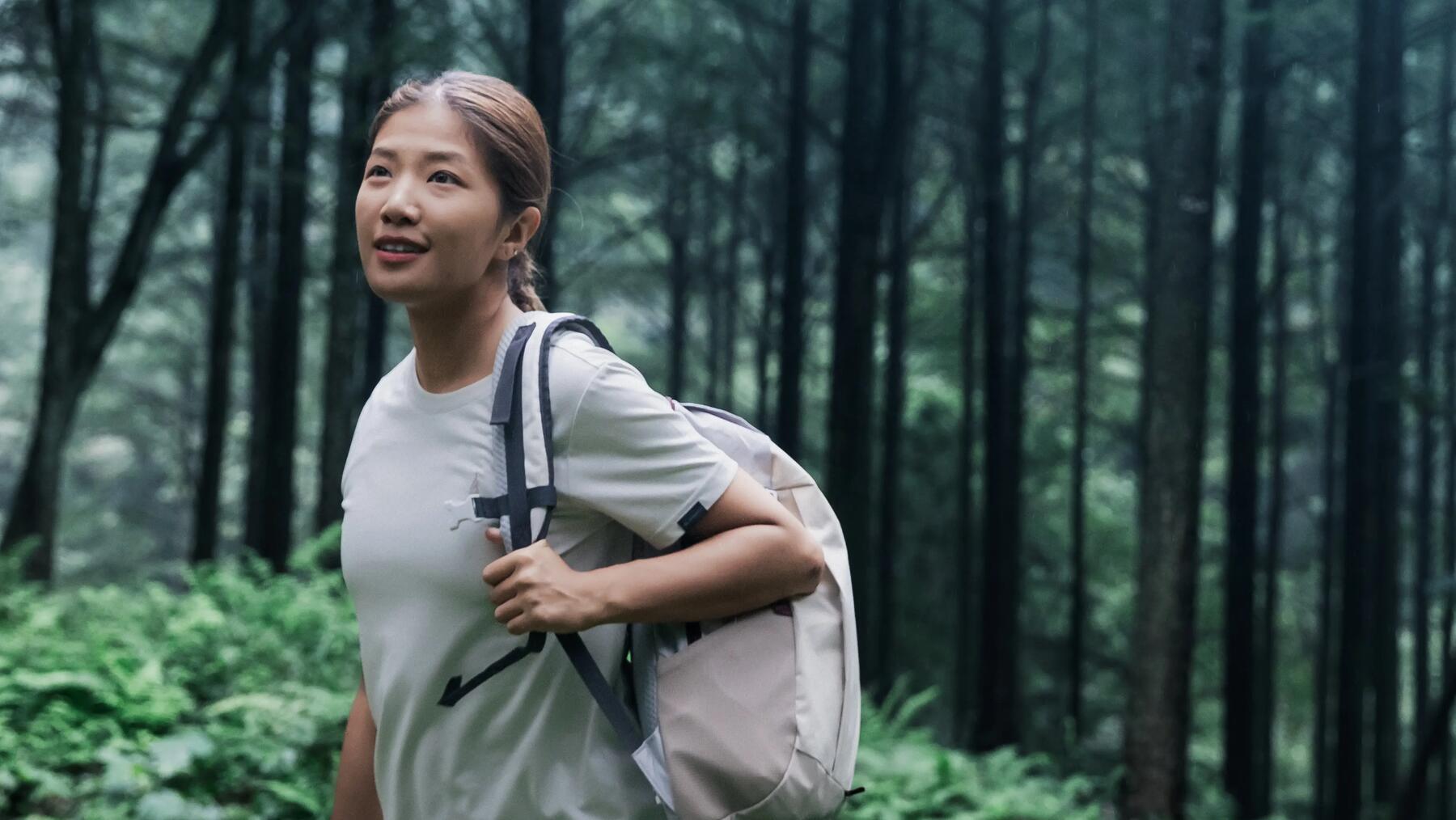couple qui marche en montagne avec un couché de soleil