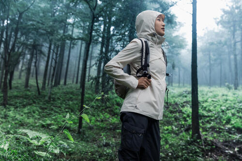 femme dans la forêt