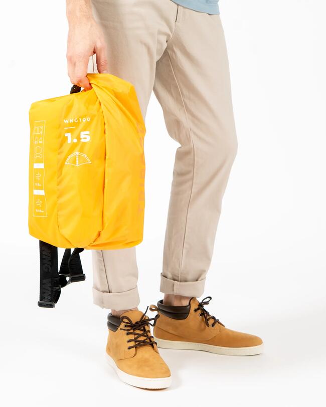 Eine Frau mit Wing 100 Rucksack und Skateboard unter dem Arm