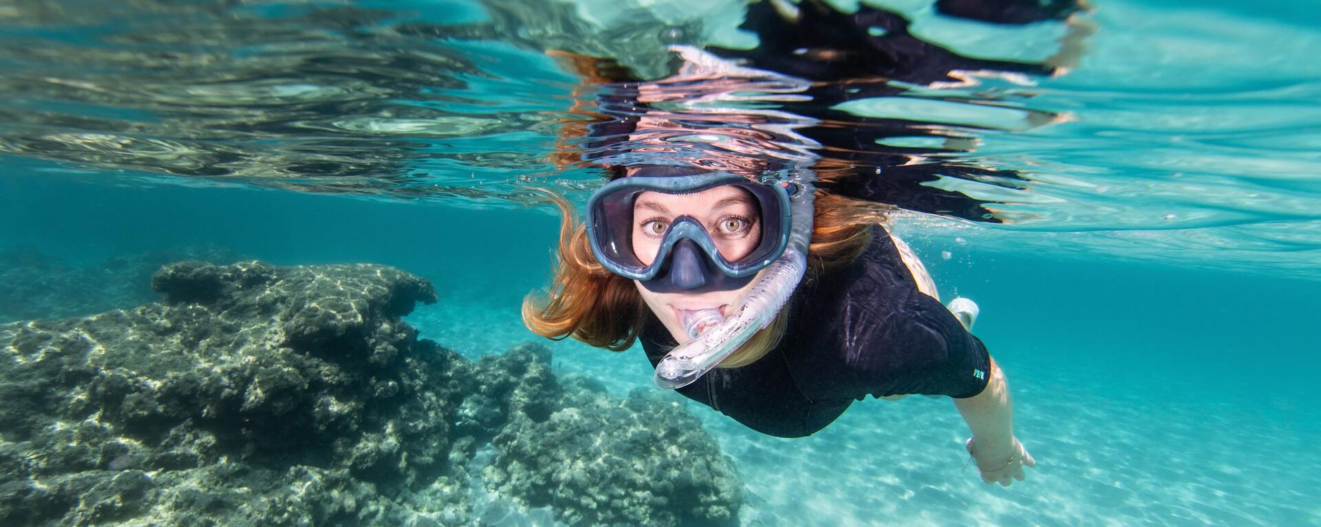 Snorkeling คือ การลอยตัวอยู่บนผิวน้ำหรือใกล้ผิวน้ำ พร้อมสวมหน้ากากและใช้ท่อหายใจ