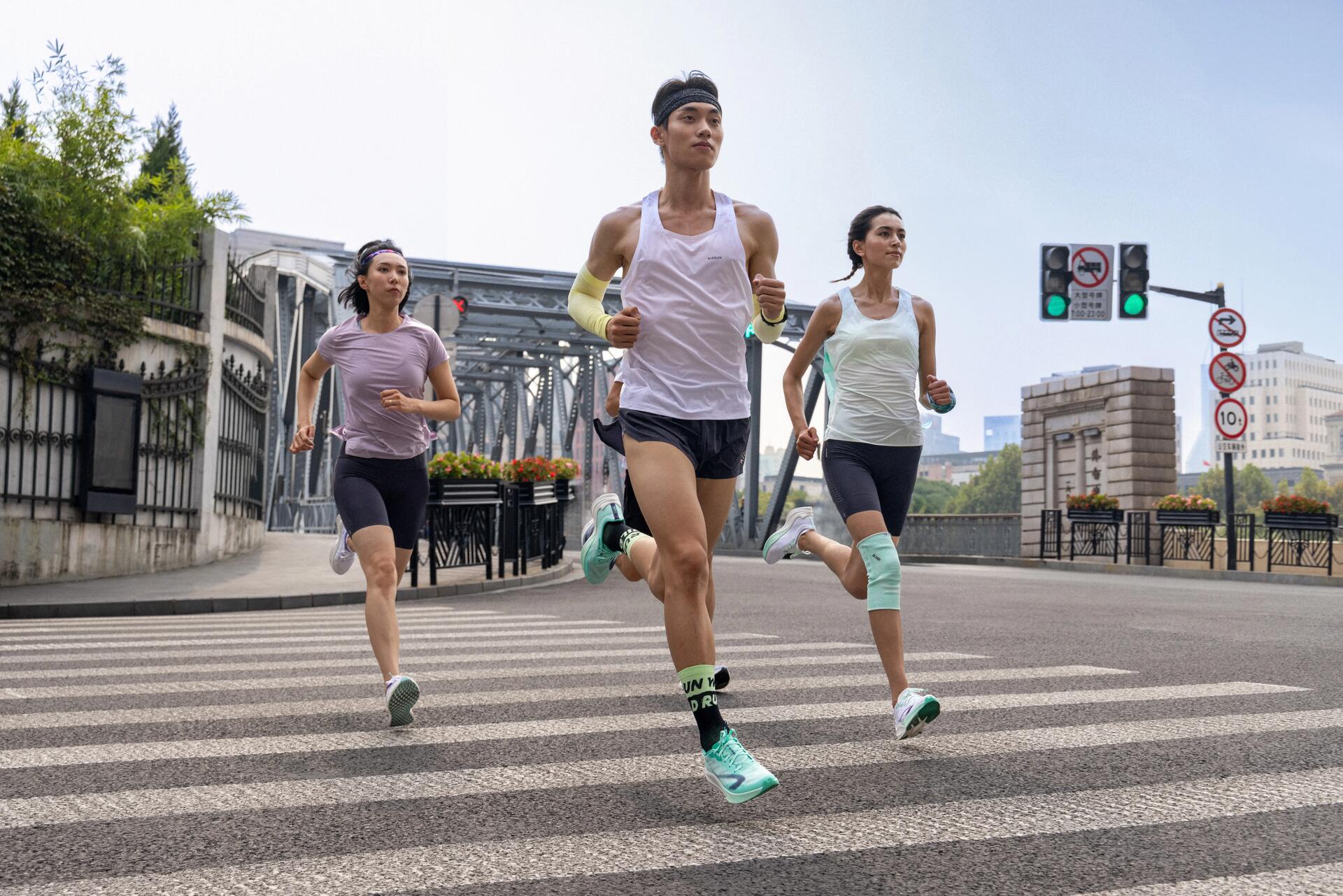 Grupa ludzi biegająca w butach do biegania i sportowym stroju