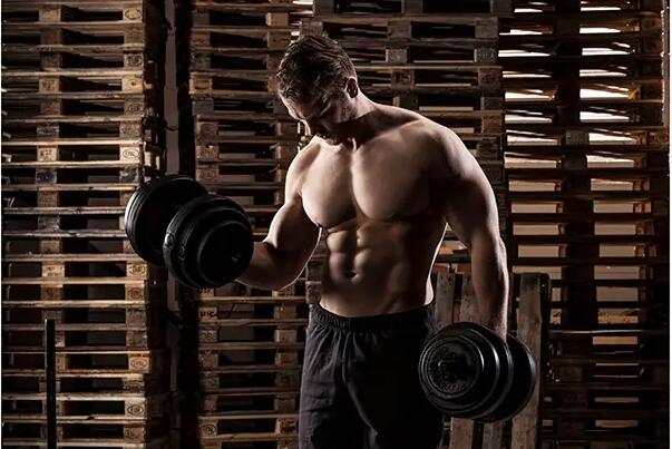 Mężczyzna robiący trening aby zapobiec katabolizmowi mięśni