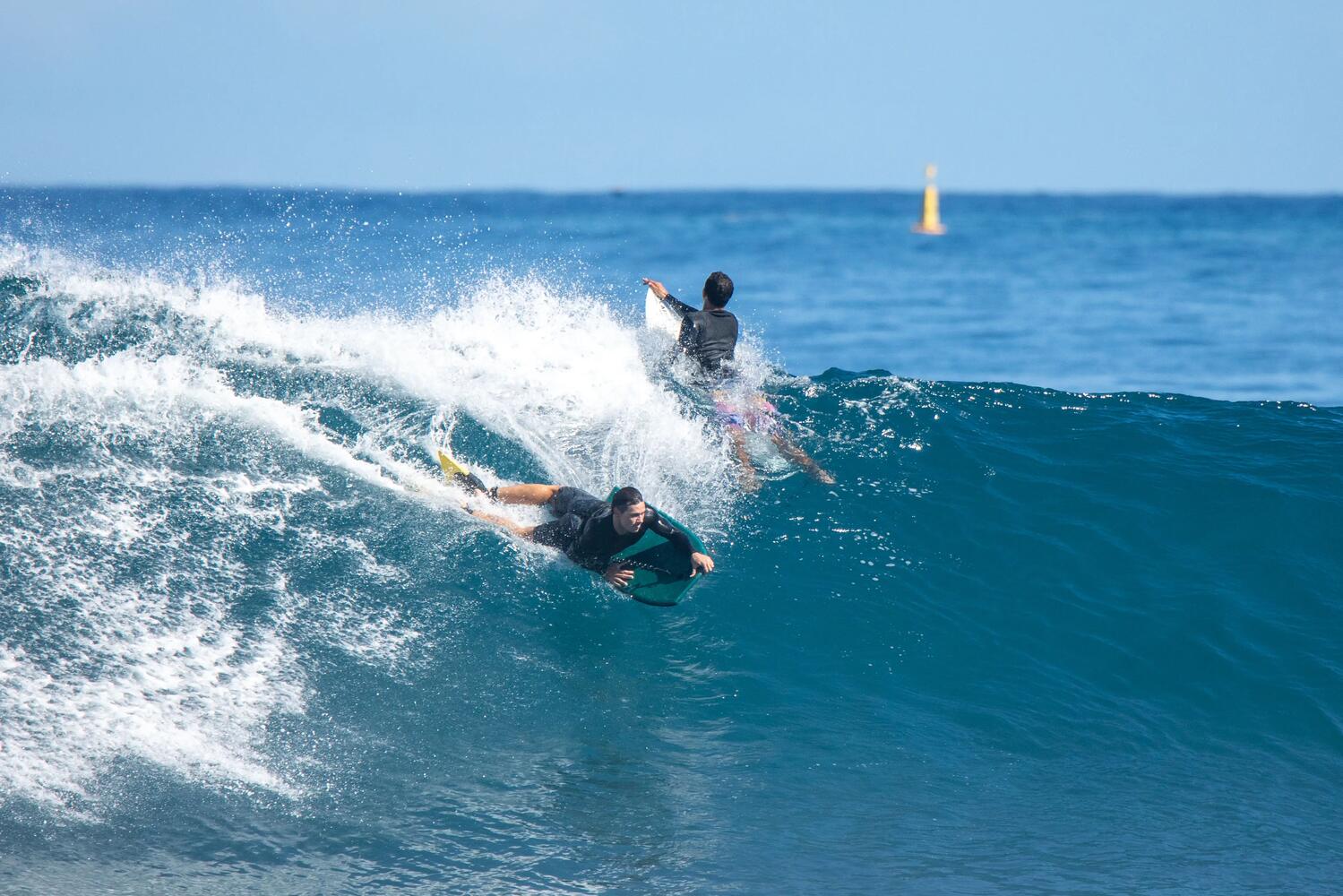 Personas haciendo bodyboard