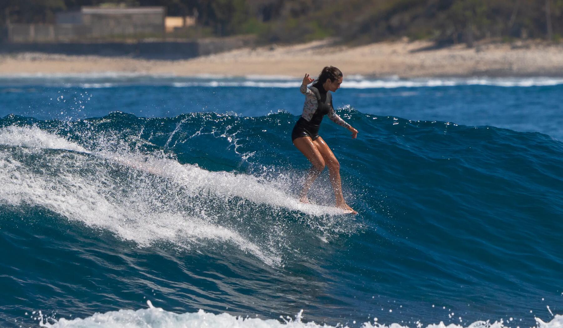 kobieta w stroju pływackim trenująca surfing