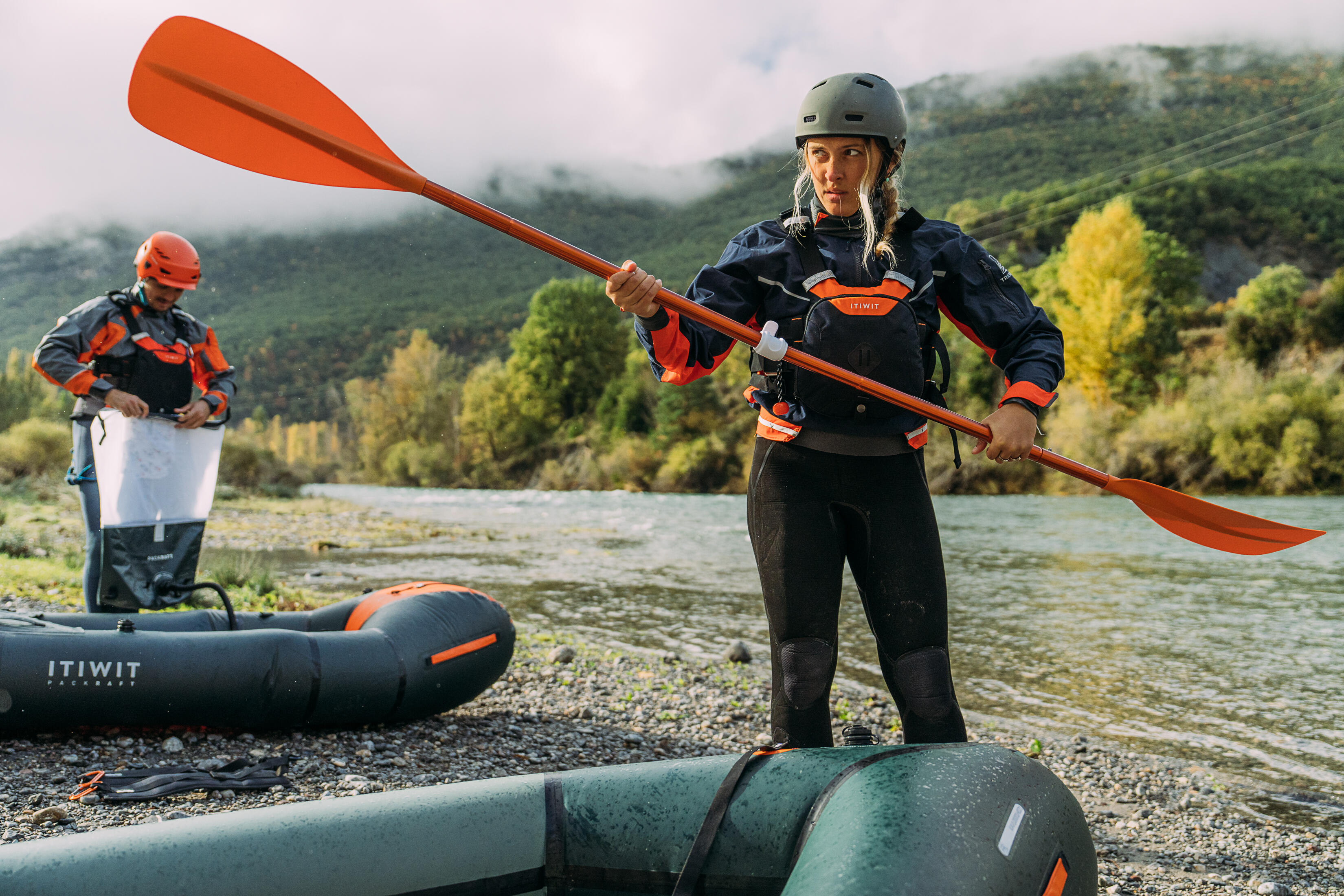 Mujer con un remo de kayak