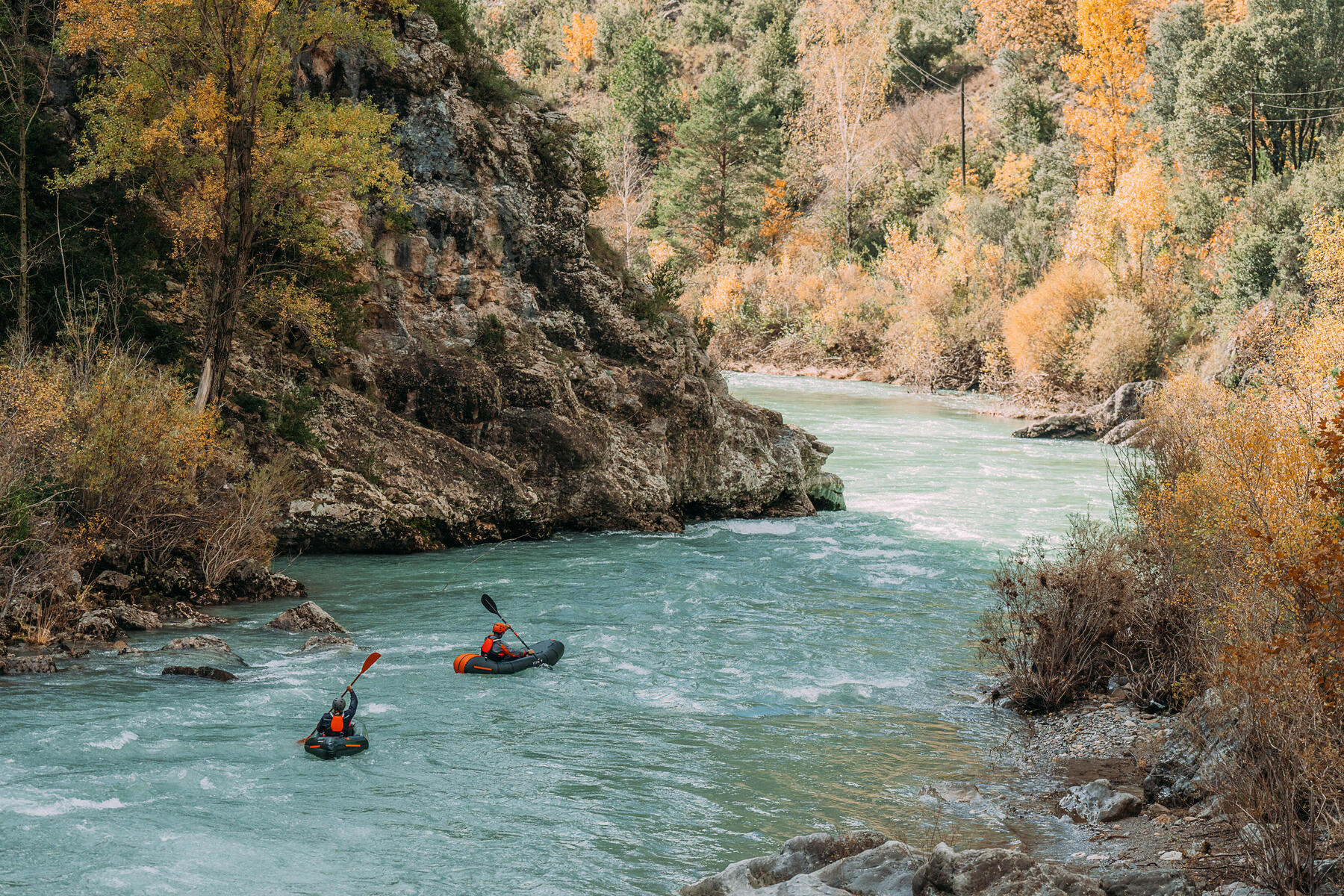 Dwie osoby pływające na pontonach