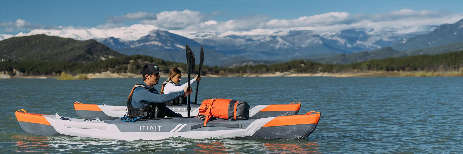 Zwei Personen fahren Kajak und Kanu mit Schwimmweste