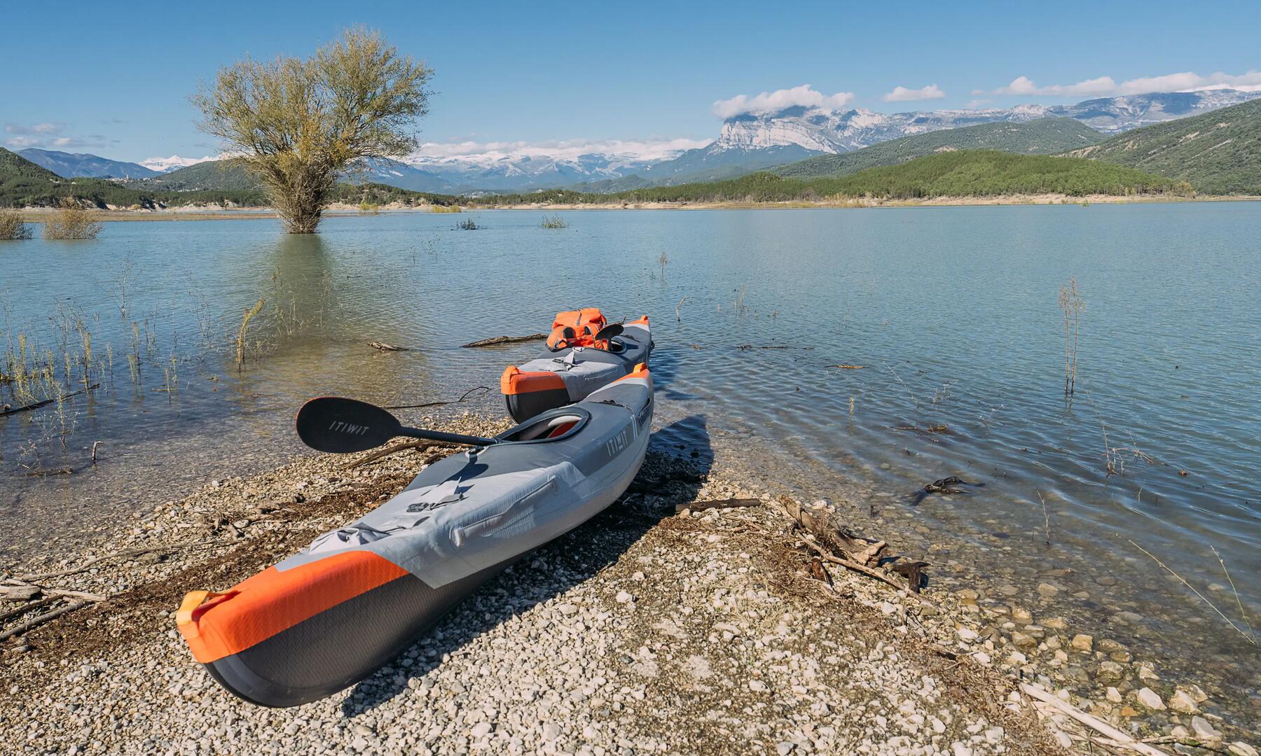 Zwei Kanus liegen am Ufer eines Sees