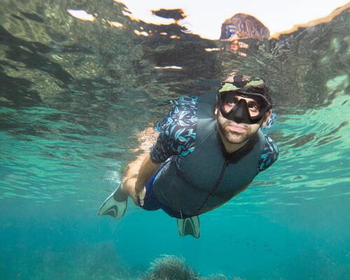 Ein Mann taucht mit Tauchmaske