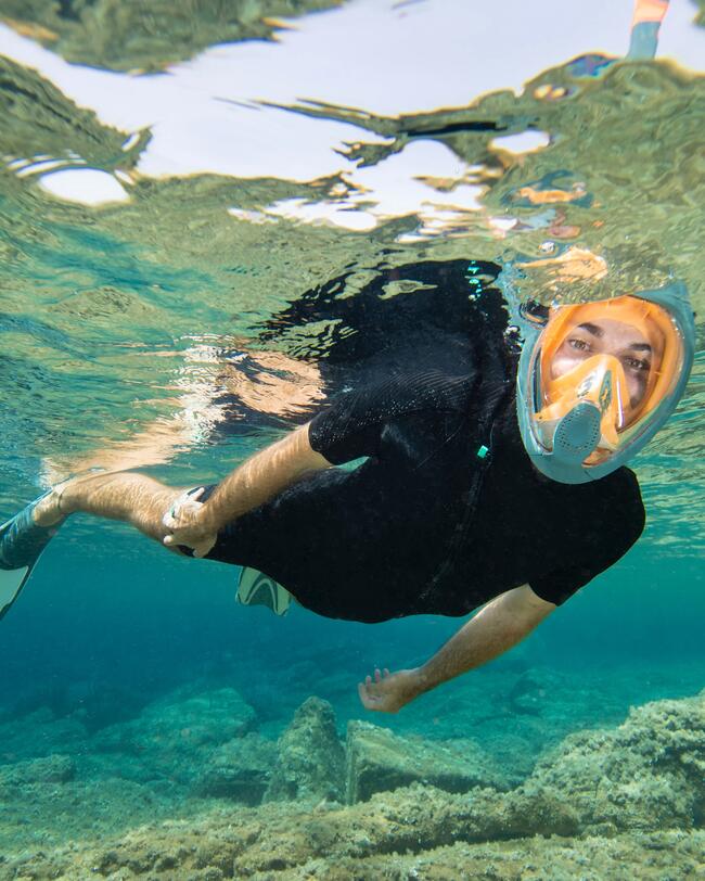 Mann beim Schnorcheln mit Easybreath Schnorchelmaske, Flossen und Neopren Shorty