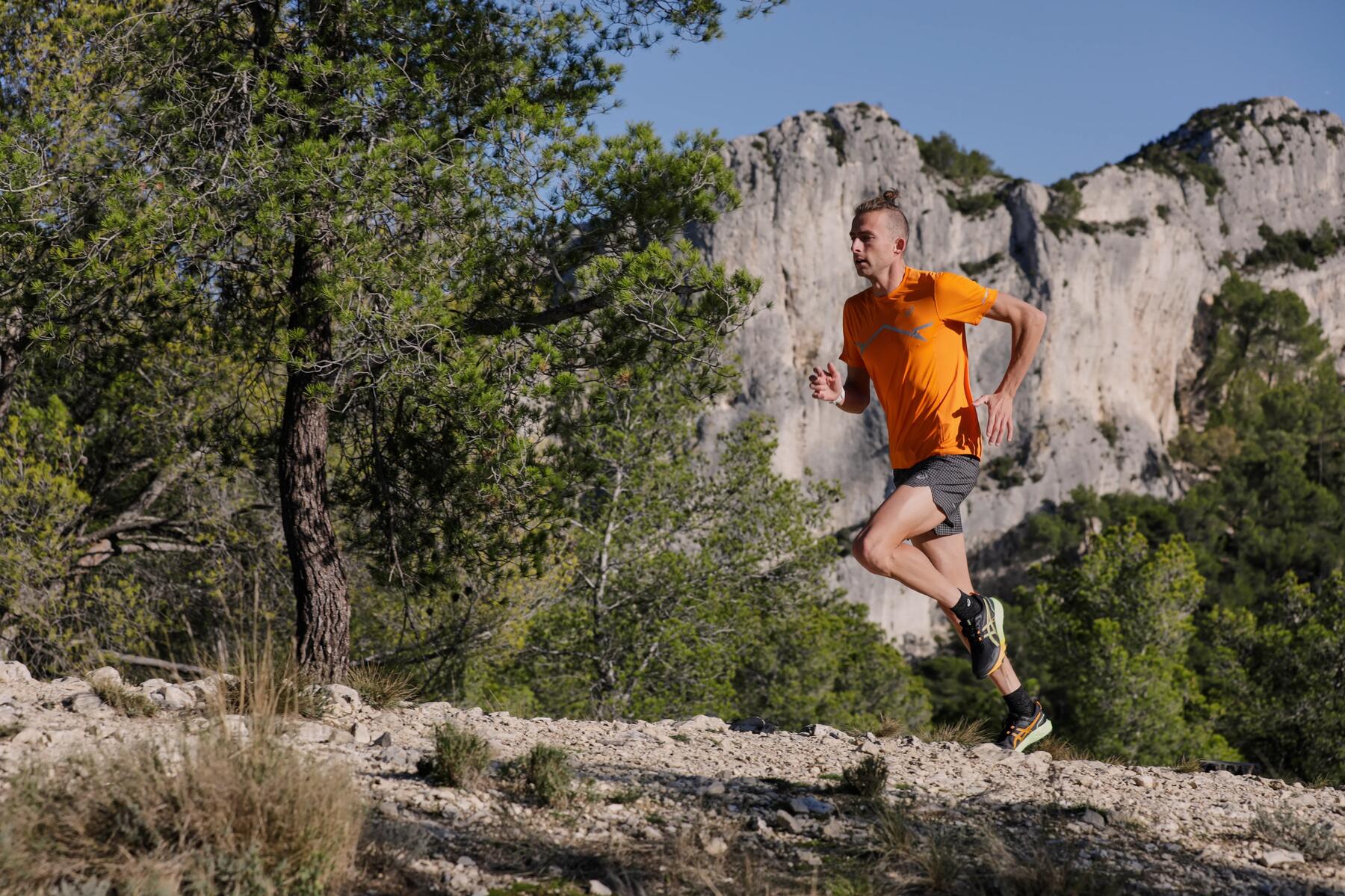 man aan het hardlopen in de natuur