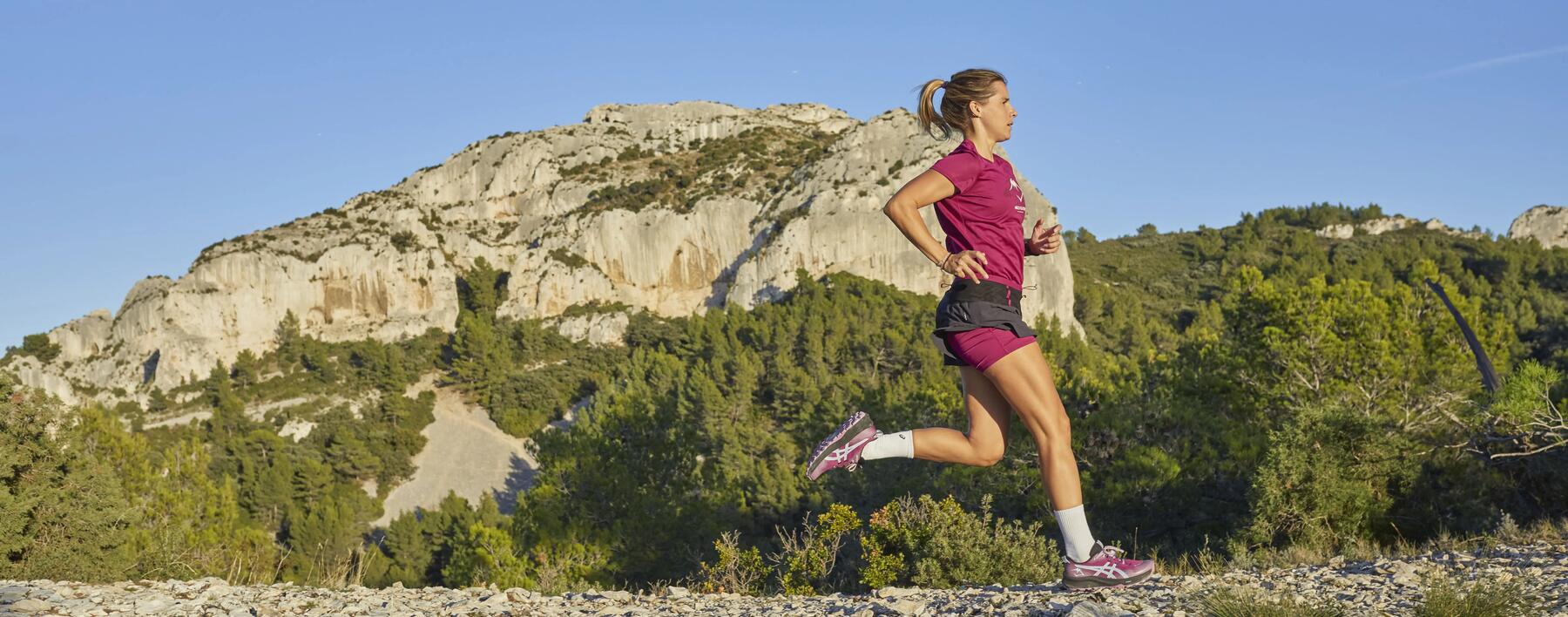 Vrouw aan het hardlopen in de natuur