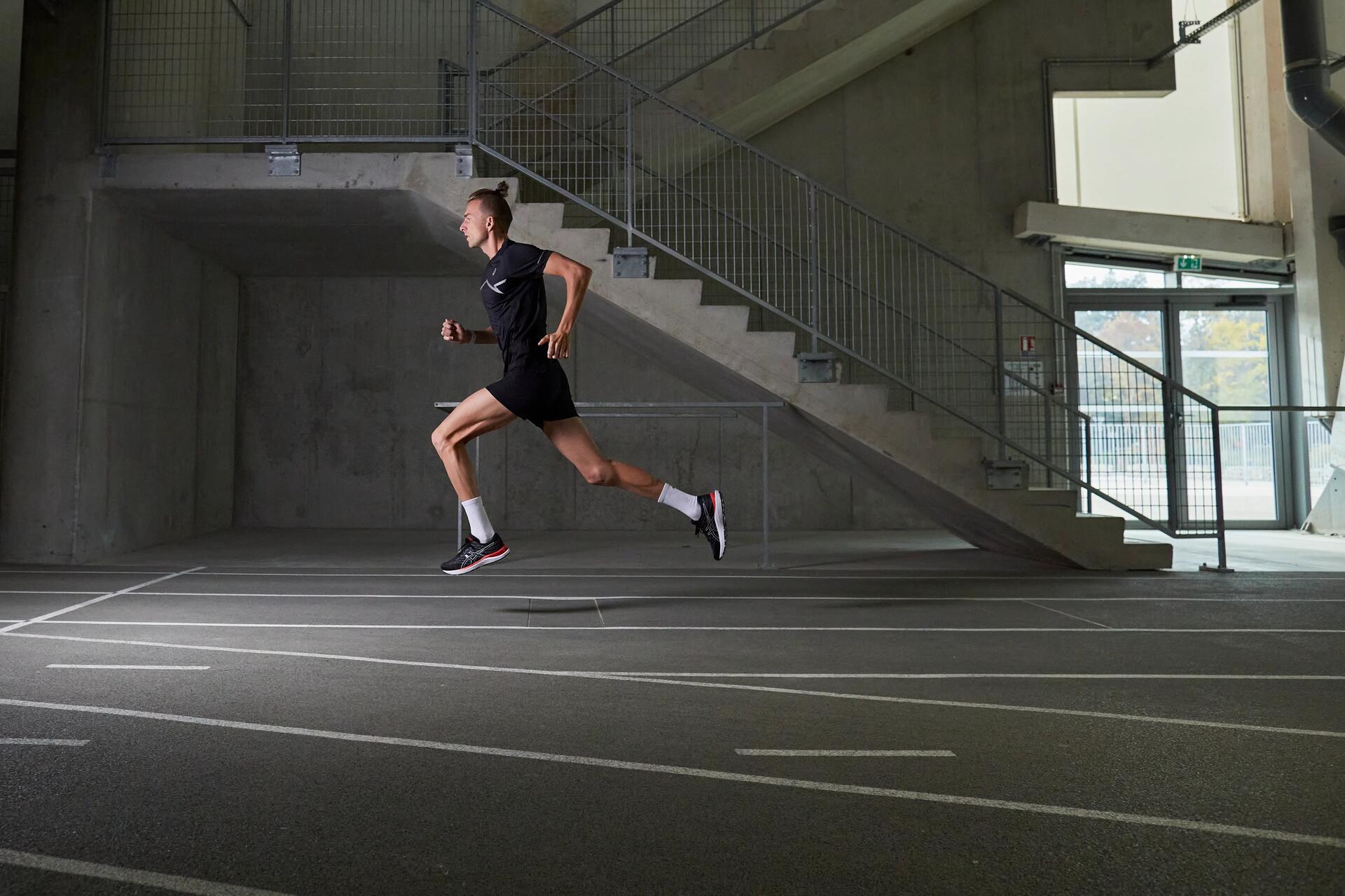 Man aan het hardlopen in een gebouw