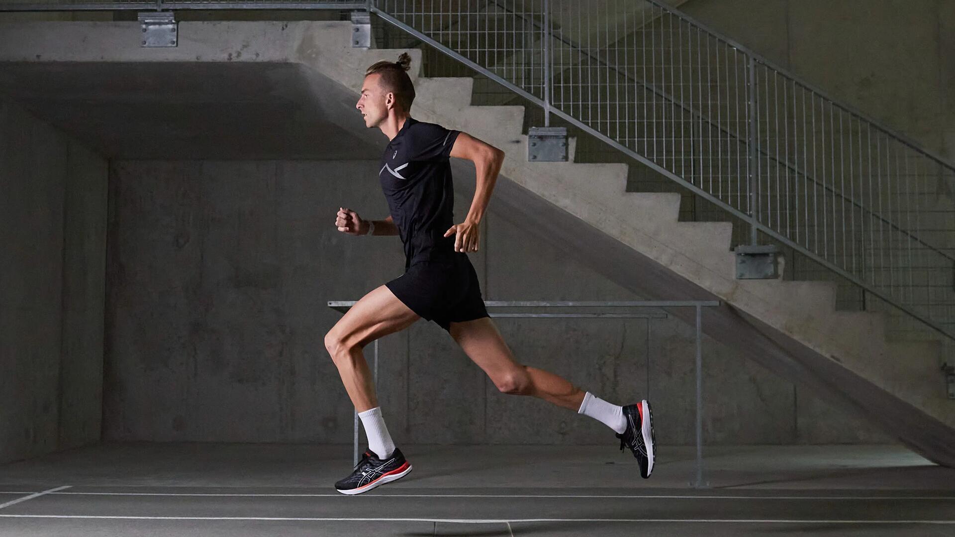 Mężczyzna w odzieży sportowej trenujący bieganie chcący przebiec 10 km w 35 minut