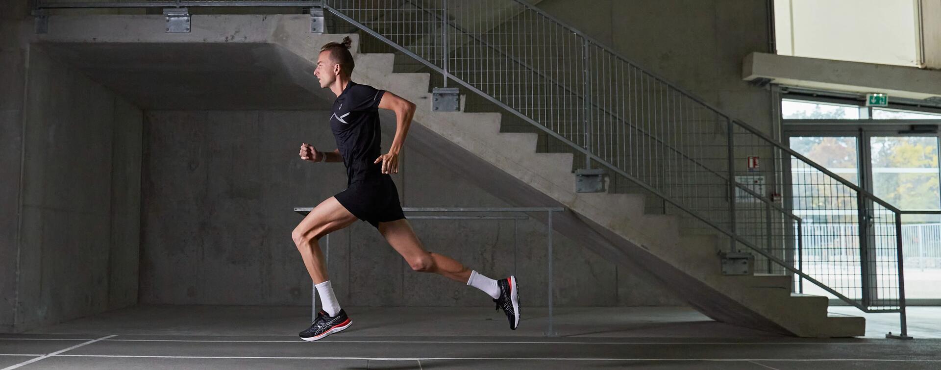Mężczyzna w odzieży sportowej trenujący bieganie chcący przebiec 10 km w 35 minut