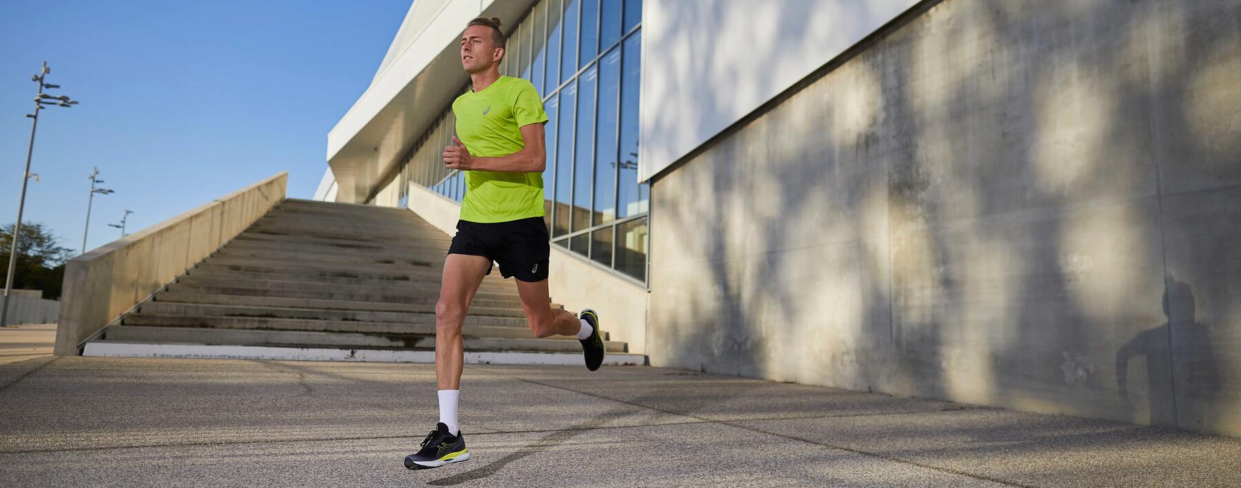 Man aan het hardlopen naast een gebouw