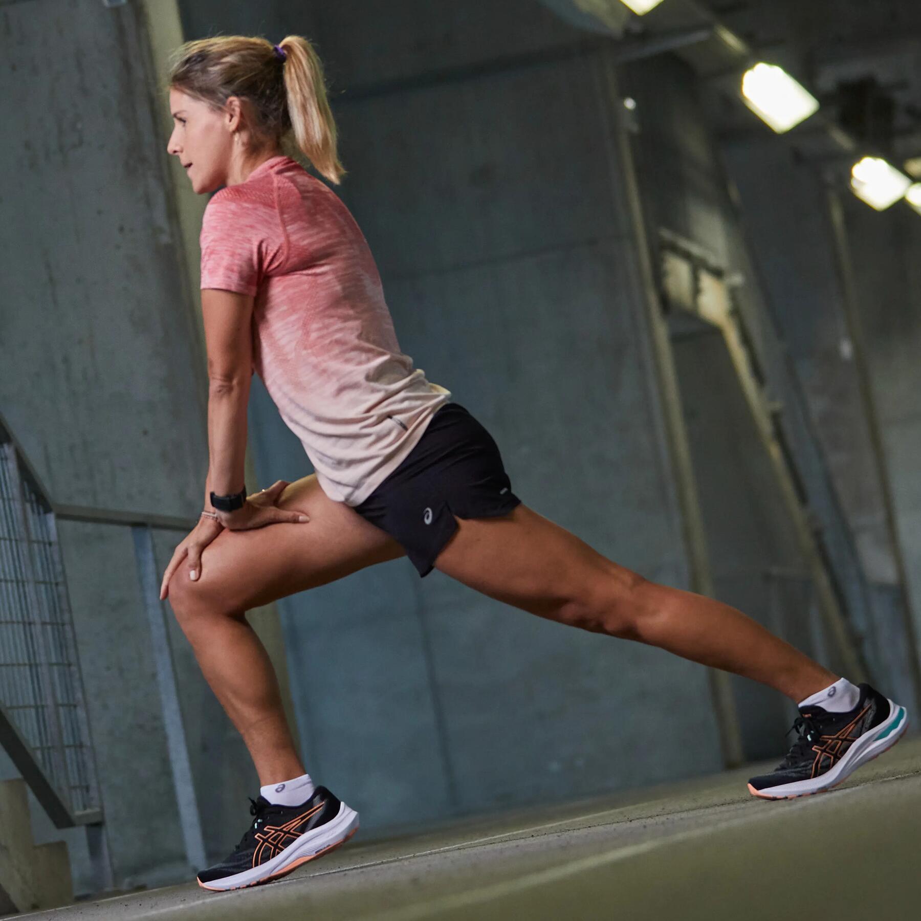 mujer calentando antes de salir a correr