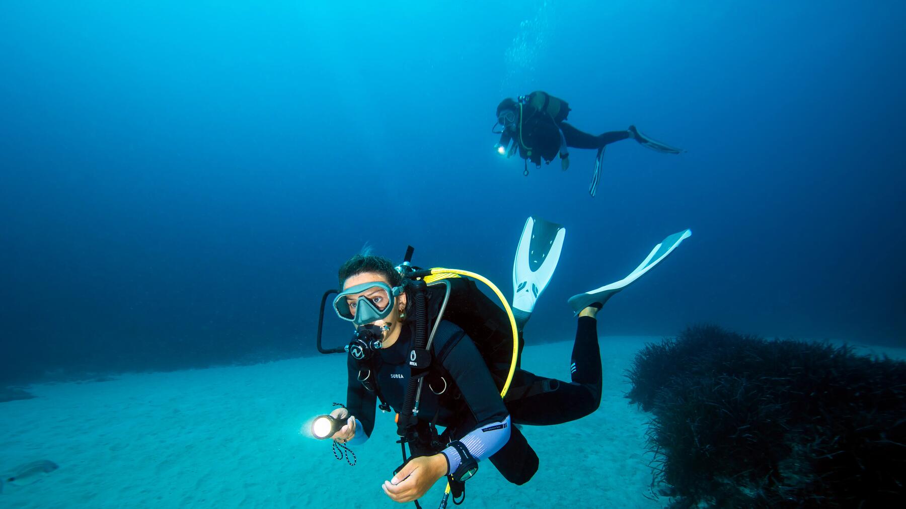 Frau tauscht tief mit Schwimmflossen