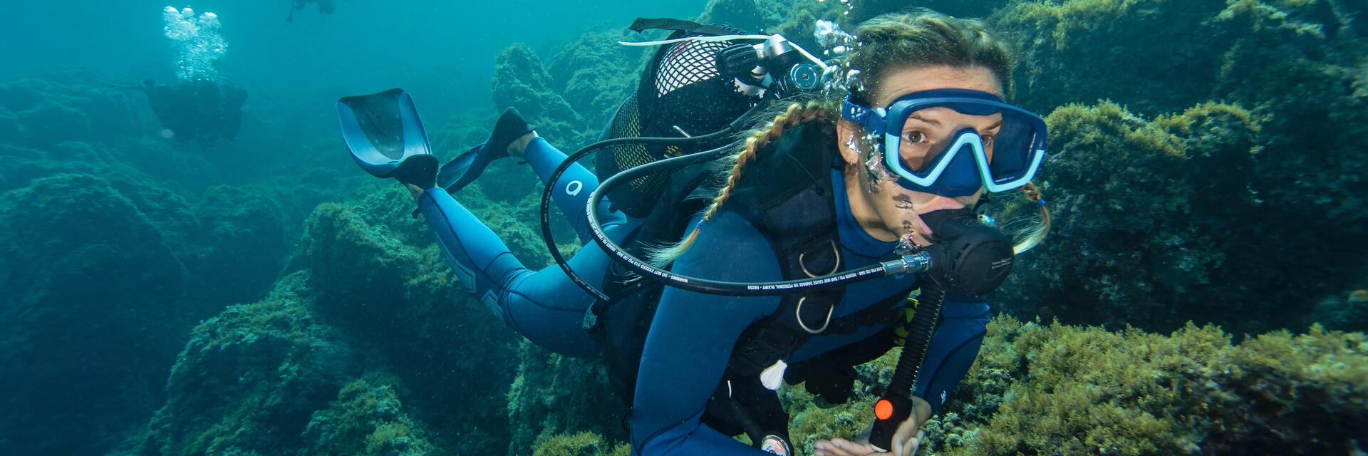 Iemand die aan het duiken is met een wetsuit aan