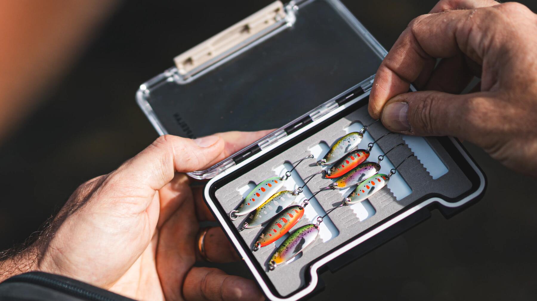 Angler ist im Wasser und nutz eine Spinnrute