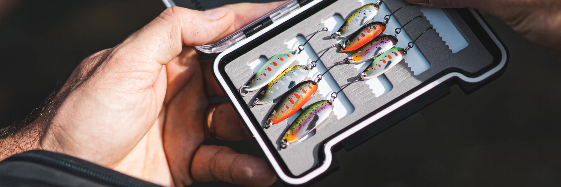 Angler wählt den passenden Spinner oder Blinker