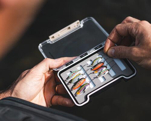 Angler wählt den passenden Spinner oder Blinker