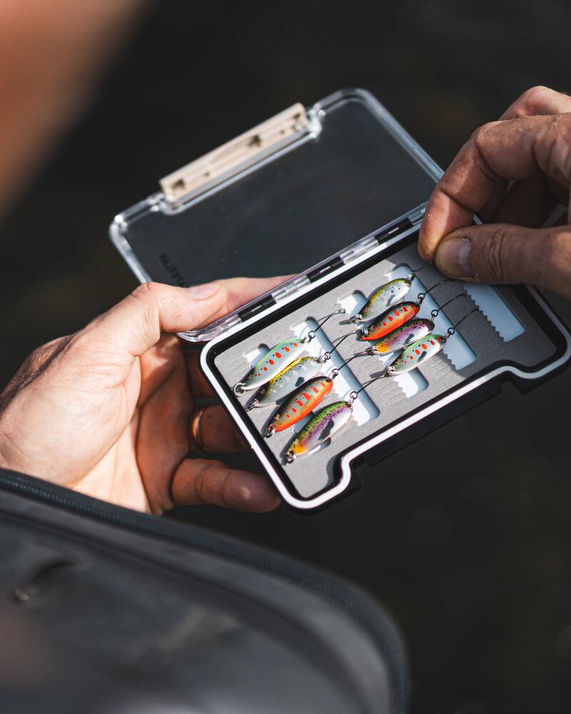 Nahaufnahme einer Kunstköderbox gefüllt mit verschiedenen Spoons/Blinker zum Forellenangeln